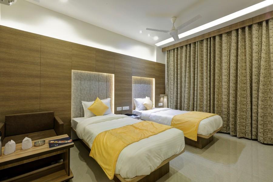 Hotel Luxura Godhra Exterior photo