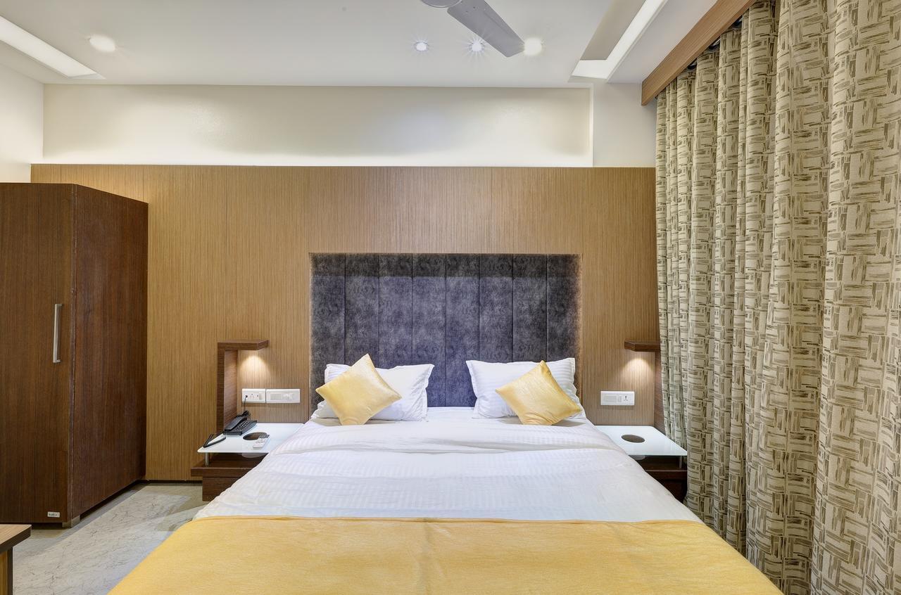 Hotel Luxura Godhra Exterior photo