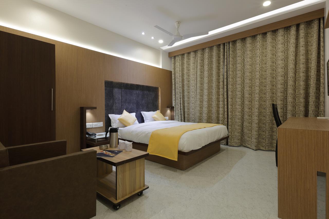 Hotel Luxura Godhra Exterior photo