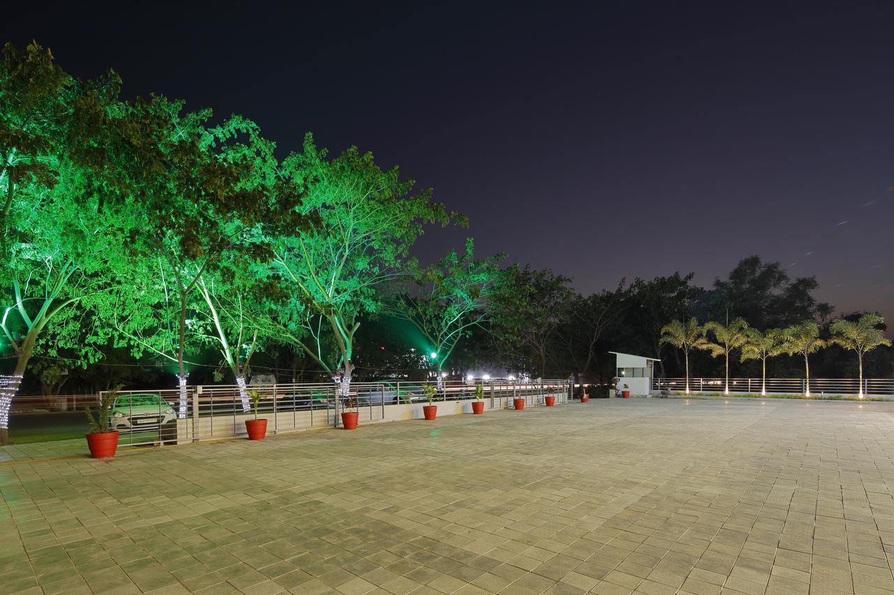 Hotel Luxura Godhra Exterior photo
