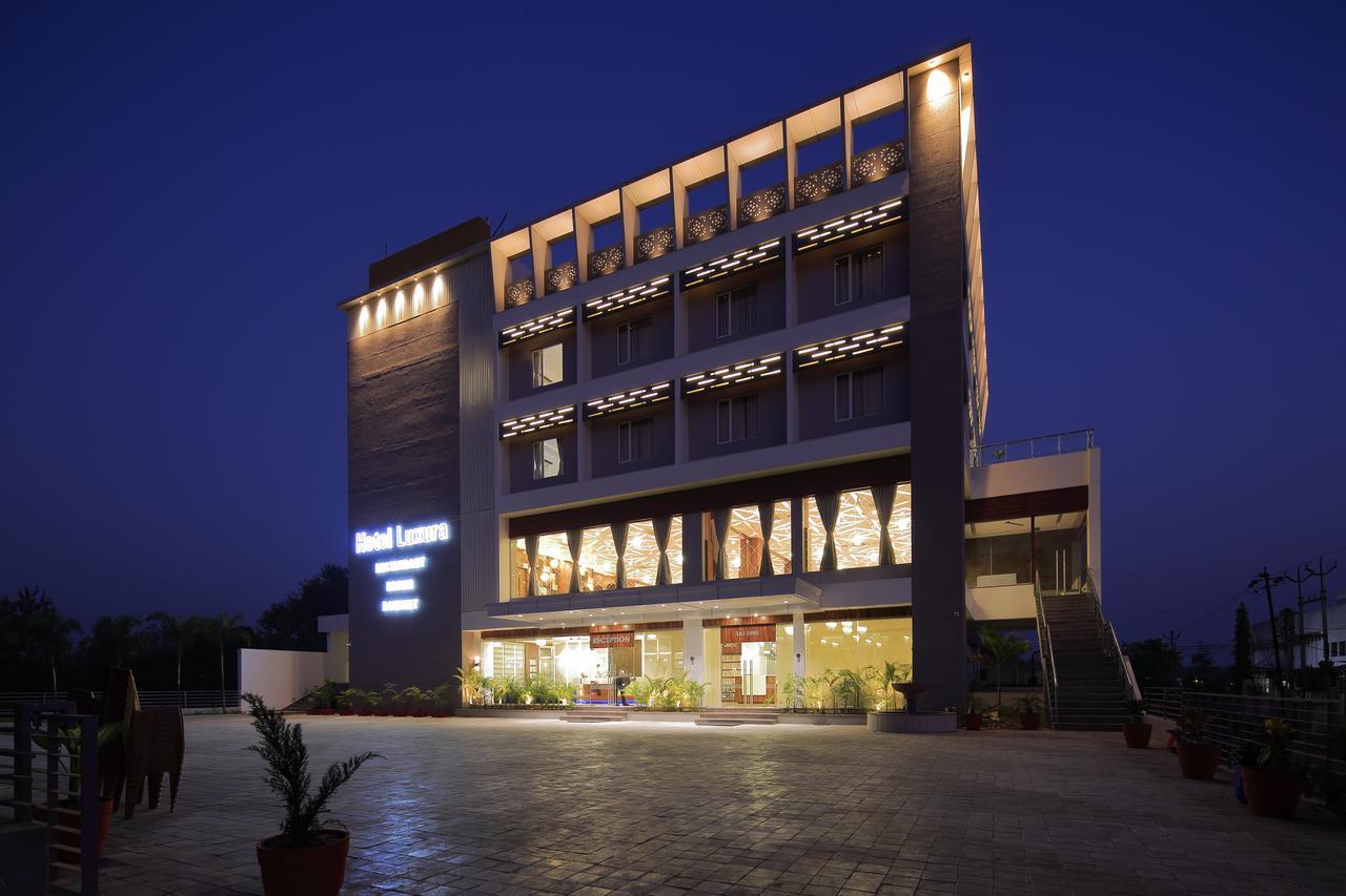 Hotel Luxura Godhra Exterior photo