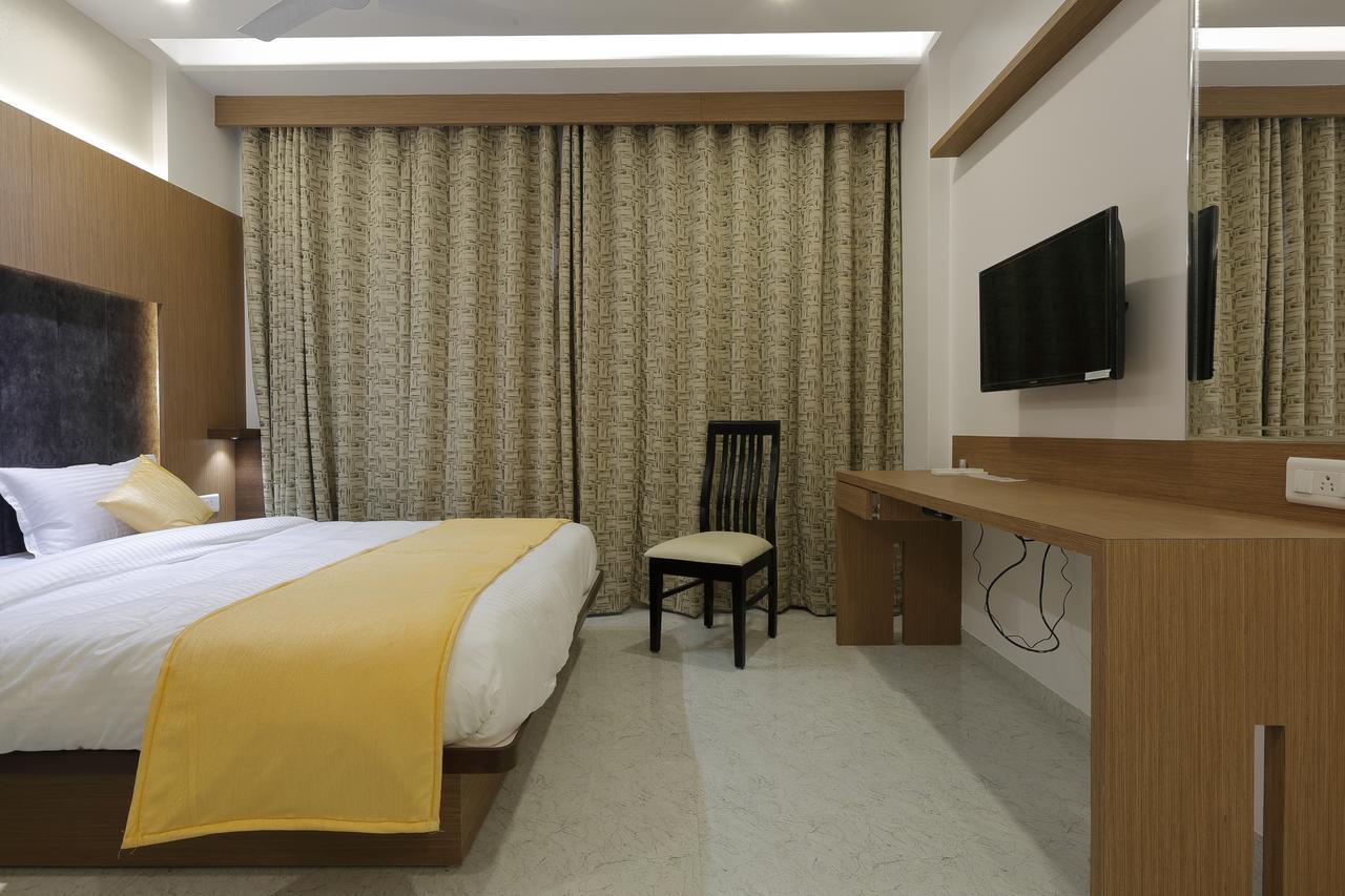 Hotel Luxura Godhra Exterior photo