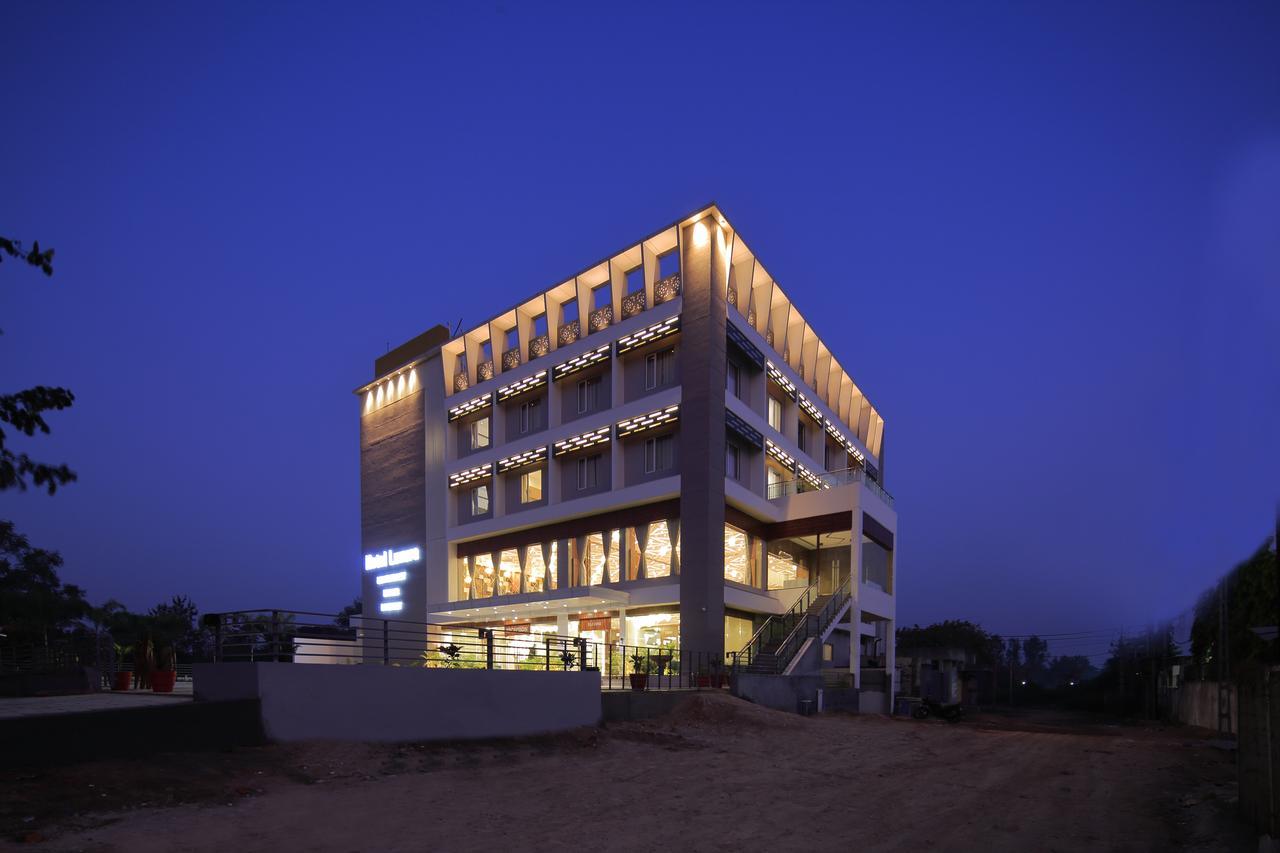 Hotel Luxura Godhra Exterior photo