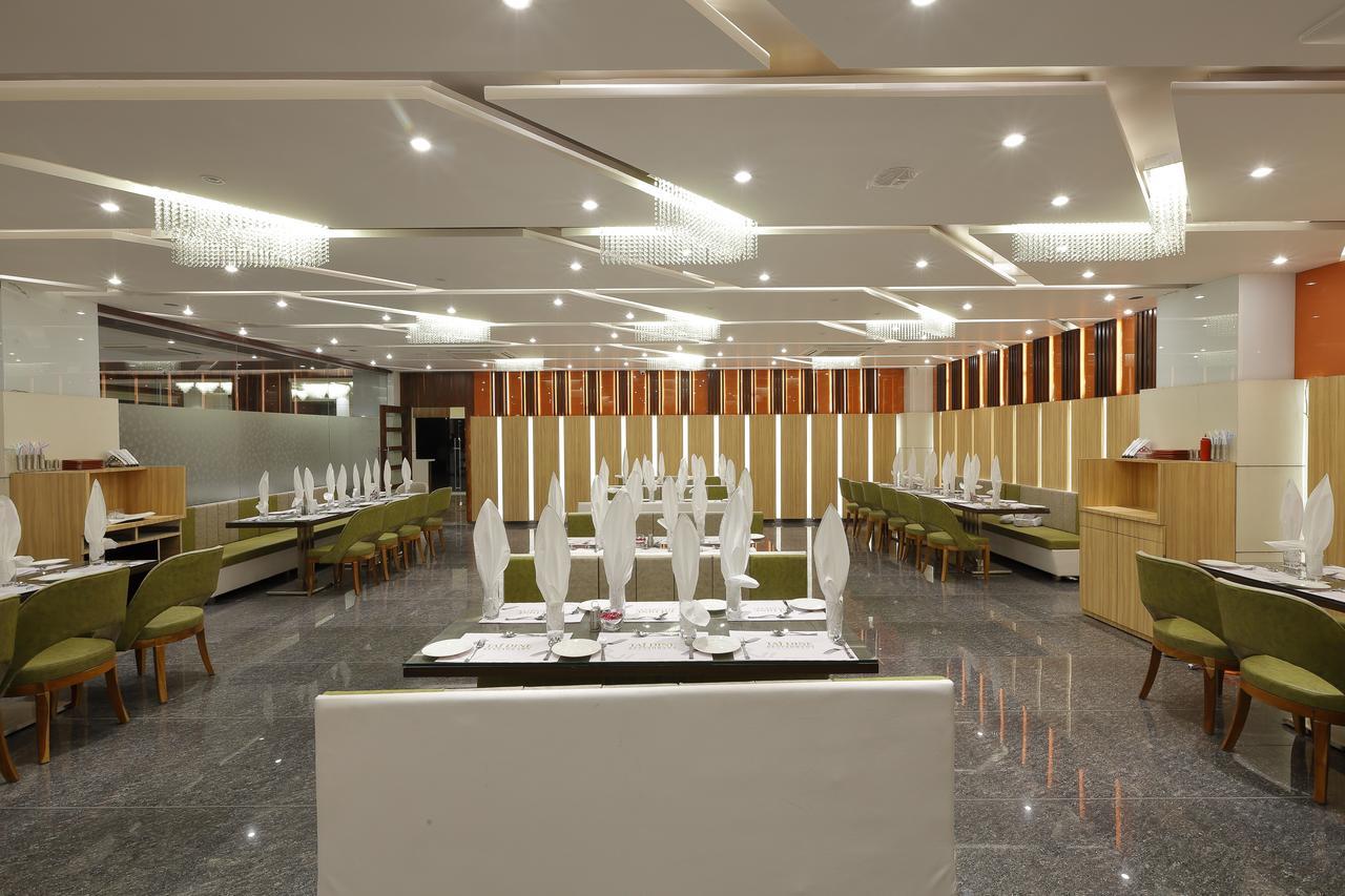 Hotel Luxura Godhra Room photo