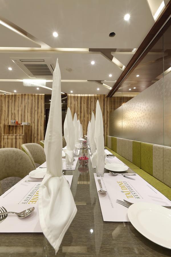 Hotel Luxura Godhra Room photo
